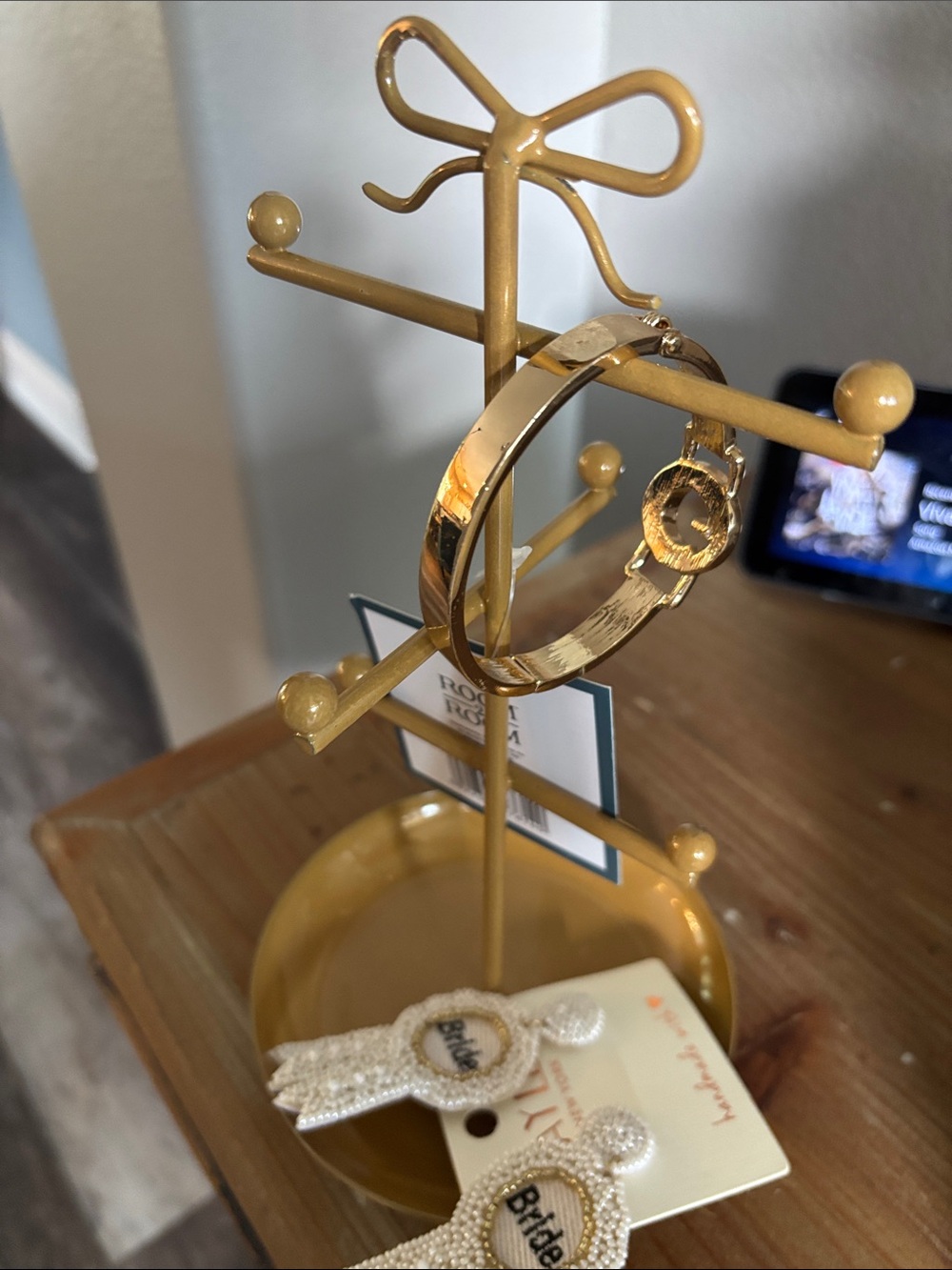 Gold Bow Jewelry Stand Organizer - Elegant Metal Jewelry Display